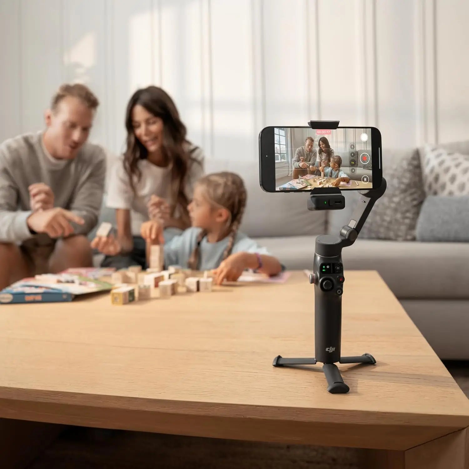 DJI Osmo Mobile 8 gimbal stabilizer with phone, black, AI tracking and lighting combo